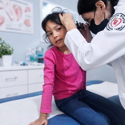 Dra. Ena Merlos en consulta médica en Clínica Familiar Eliette, Apopa