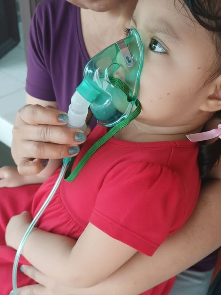 Nebulización a una niña en Clínica Familiar Eliette, Apopa