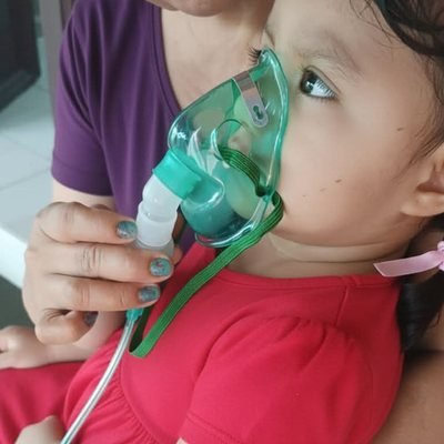 Nebulización a una niña en Clínica Familiar Eliette, Apopa