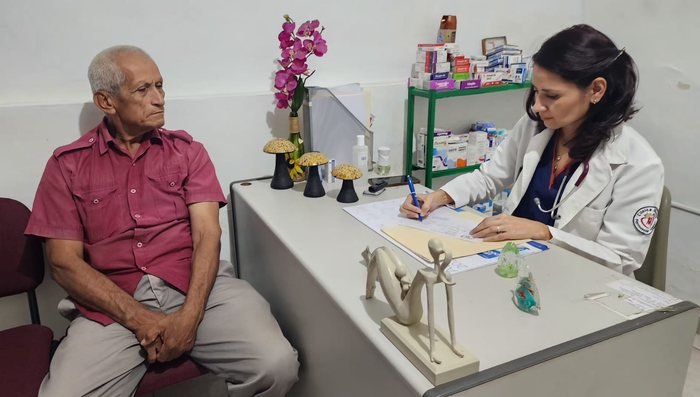 Dra. Ena Merlos en consulta con un paciente en Clínica Familiar Eliette, Apopa